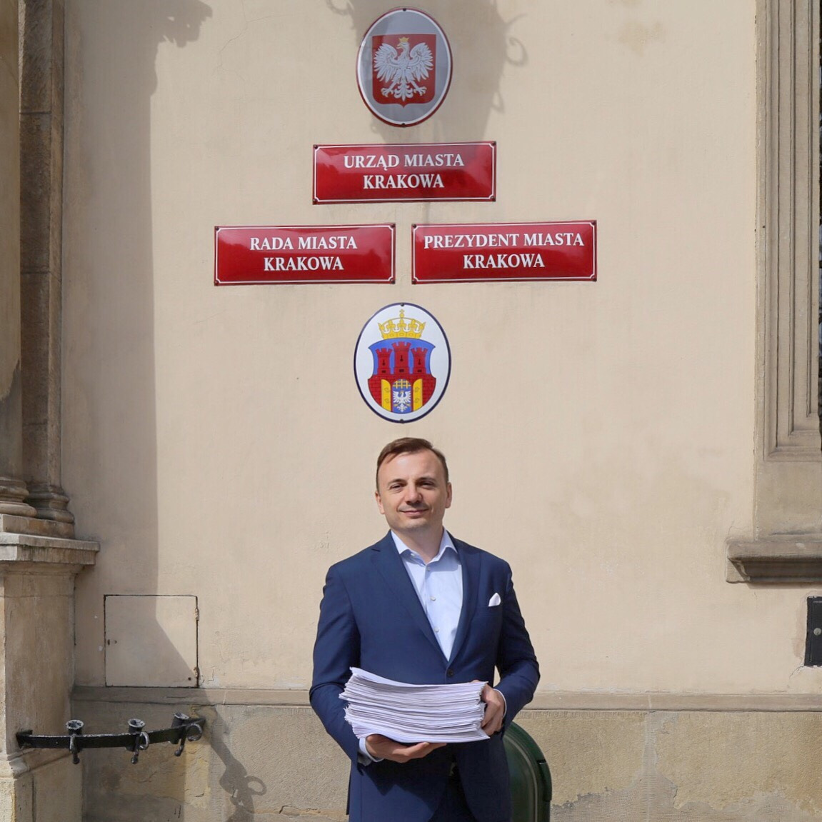 Łukasz Gibała składa podpisy